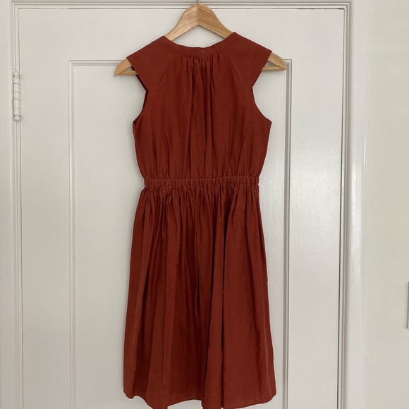 Sleeveless dress with tie - Picture 3 of 4